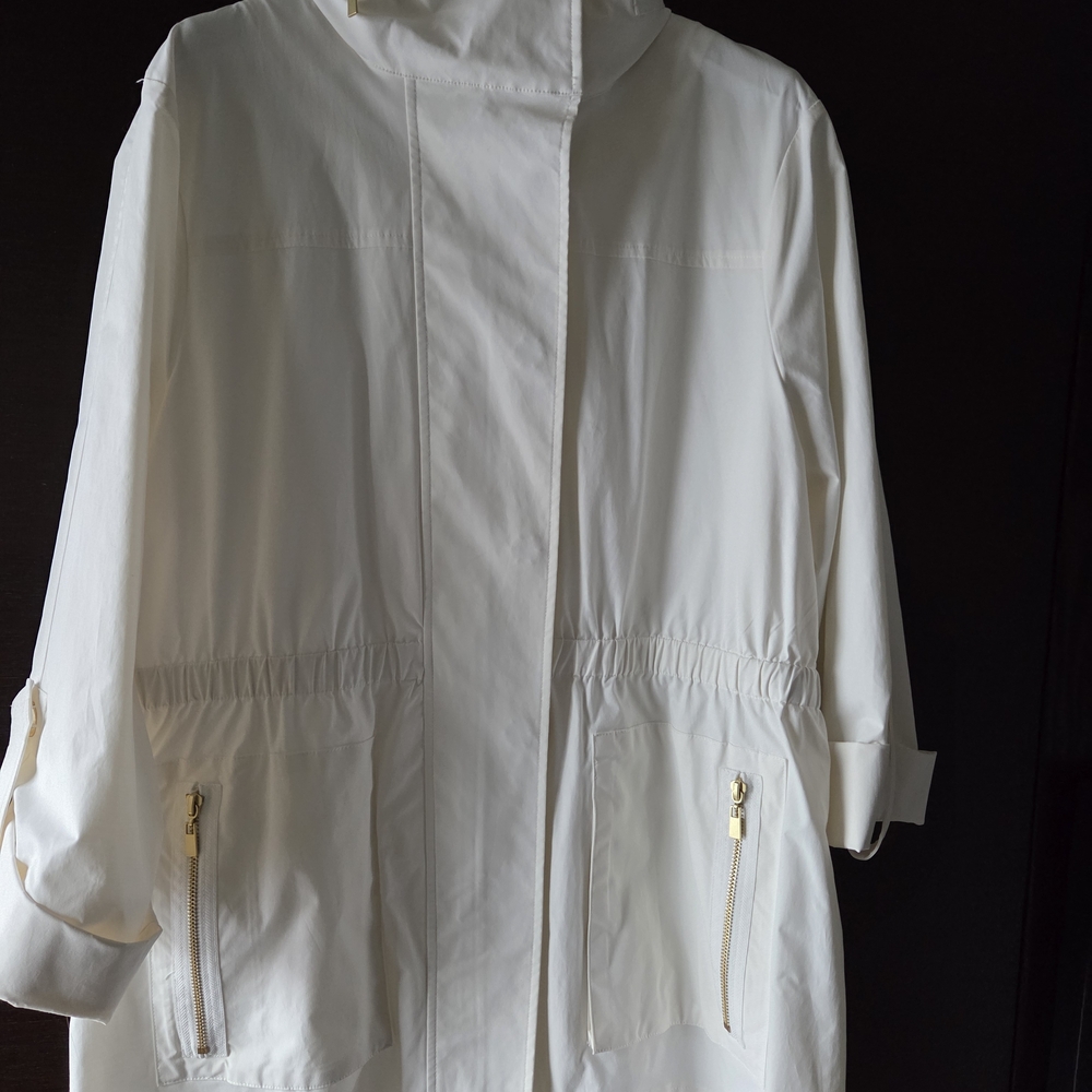 NWOT-Peter Nygard Cream Trench Coat